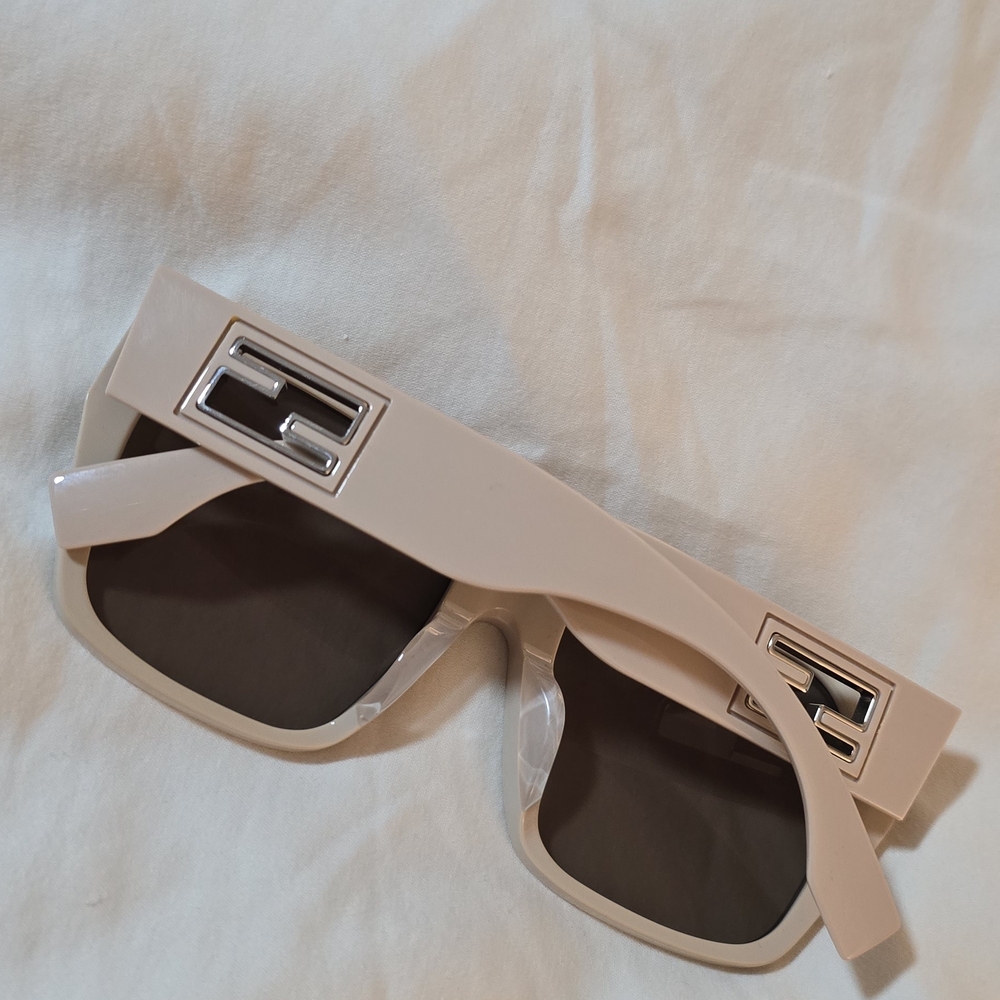 Fendi Cream Sunglass Temple with Silver Logo Detail - Picture 3 of 6